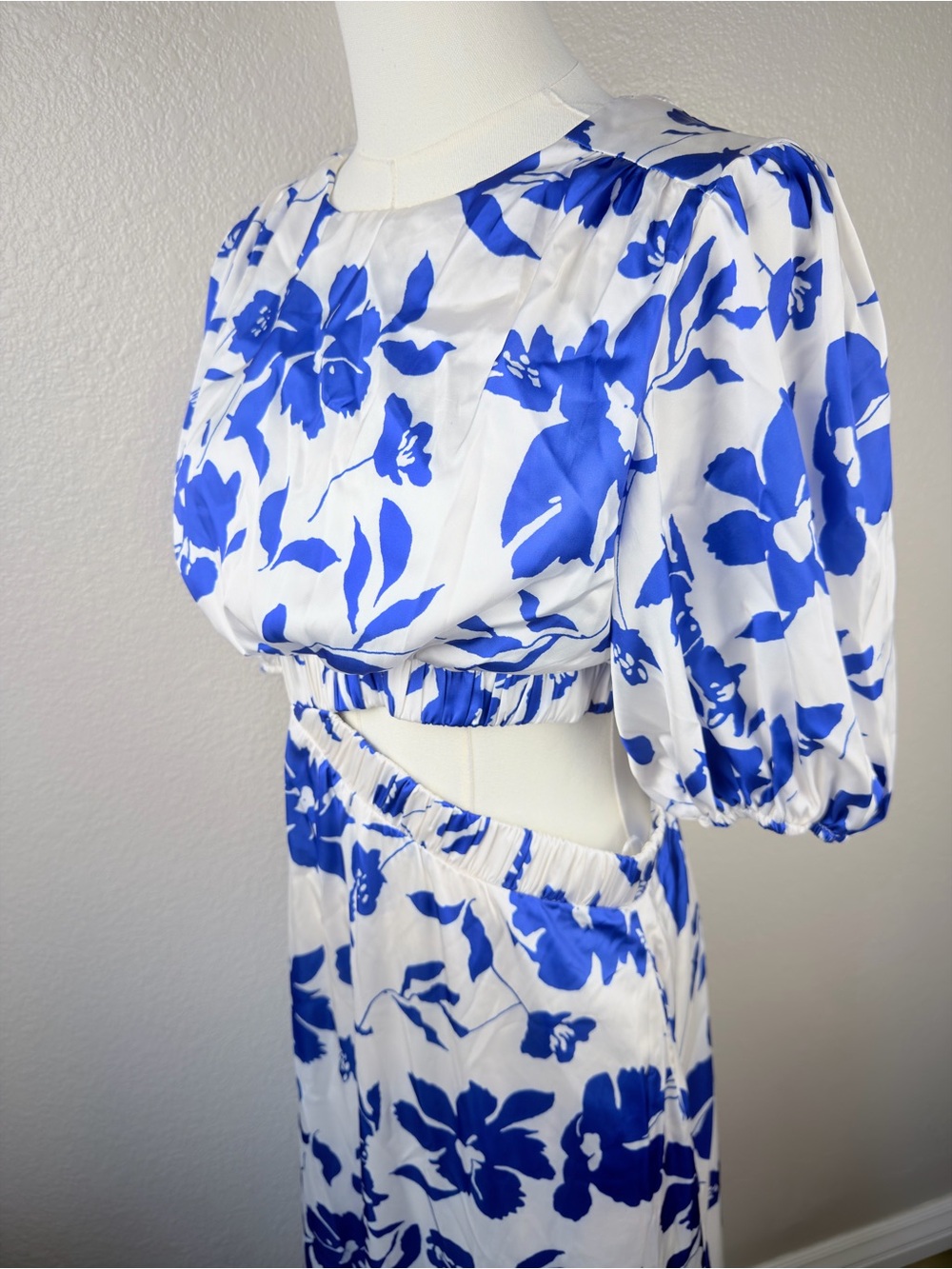 NWT Petal & Pup White & Blue Floral Midi Dress Waist cutout Puff Sleeve, Medium - Picture 2 of 7